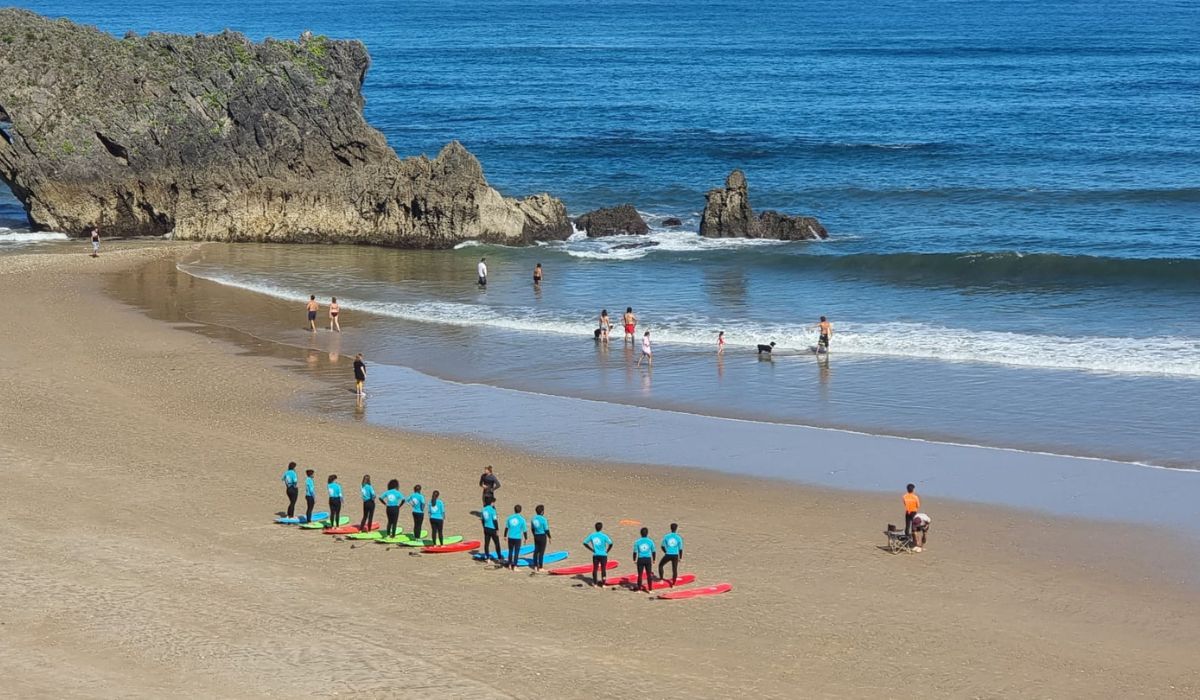 Hacer surf en Llanes: plan perfecto en familia o con amigos